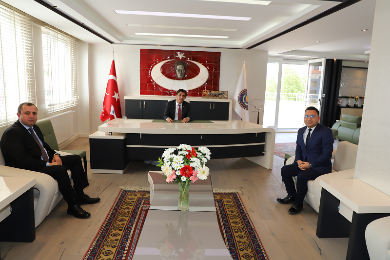 Belediye Başkanımız Murat DABAN Halk Bankası Selendi Şube Müdürü Mustafa UYAR 'ı makamında ağırladı.